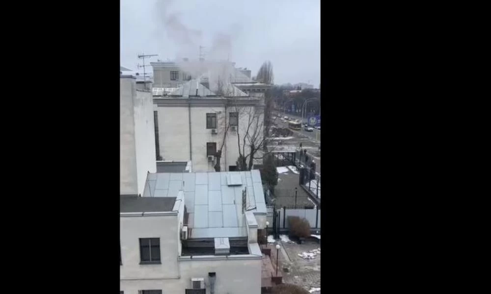 Συμβαίνει τώρα! Καπνός βγαίνει από το κτίριο της ρωσικής πρεσβείας στο Κίεβο-Διαψεύδουν οι Ρώσοι (Βίντεο)